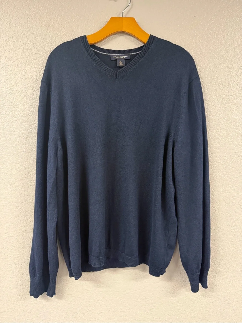 Banana Republic Men's V-Neck Sweater in Navy Blue - 87% Silk & 13% Cashmere